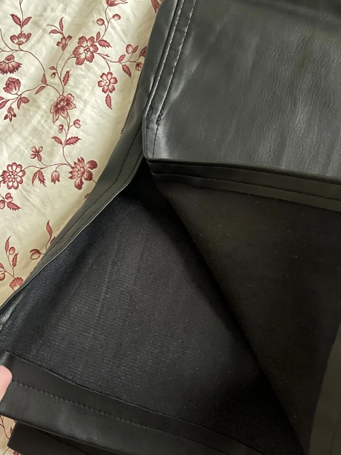 Svarta straight byxor i skinnlook - 3