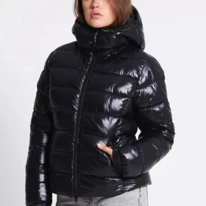 Svart pufferjacka från lager 157 - Säljer en svart, glansig pufferjacka med huva och dragkedja framtill❤️