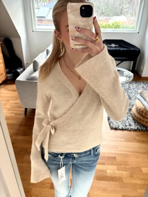 Gina wrap Knyt stickad  - Super söt och bekväm stickad tröja med knut på sida och v-rigning. Inga tecken på använd alls. Storlek 158/164, som en xs/s. Skriv vid frågor 💗
