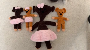 Rosa stickad kortkjol till nalle - Säljer sötta virkande Mr bean nalle tjej och kille som är perfekt till alla. Nallen är fluffig och har en rund form, stickad i mjukt garn från hobbi som heter baby snigel solid. 150kr st.