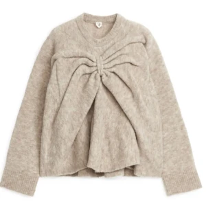 Beige stickad tröja med knutdetalj - Så unik och så snygg stickad tröja från arket som är slutsåld🩷perfekt nu inför vintern❄️använd fåtal gånger, postar idag om du köper idag🩷