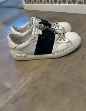 Valentino Open skor  - Tja, säljer dessa Valentino Open skor i bra skick och som givetsvis är äkta, skick = 7/10, storlek = 39 men passar 40, mitt pris = 1500, köpta här på Plick från Fashionels, ni ser defekterna på bilderna, medföljer = dustbag, hör av er vid frågor eller funderingar 🤩🙌