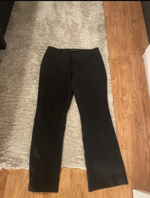 Svarta kostymbyxor modellen VERA från bikbok - Svarta kostymbyxor från bikok i modellen VERA. Perfekta till hela året om och är väldigt lådmidjade. Bootcut i slutet. Skriv om ni undrar något!!!🩷🩷passar S-M