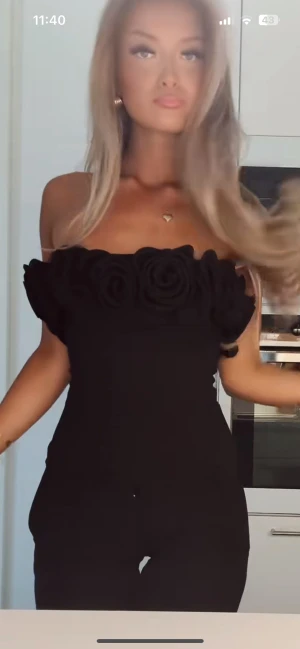 Söker svart axelbandslös topp med rosdetaljer - SÖKER!!! Skriv till mig om du har denna tröja eller om du vet vart den är från💕💕💕