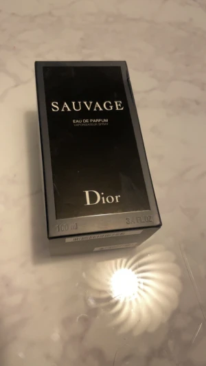 Dior Sauvage Eau de Parfum 100ml - Sauvage Eau de Parfum från Dior, 100 ml. Flaskan är återfyllningsbar och tillverkad i Frankrike. Ingredienser: alkohol, parfym, aqua, limonene, linalool, citral, geraniol m.fl. Snygg och modern design som passar dig som vill sticka ut.