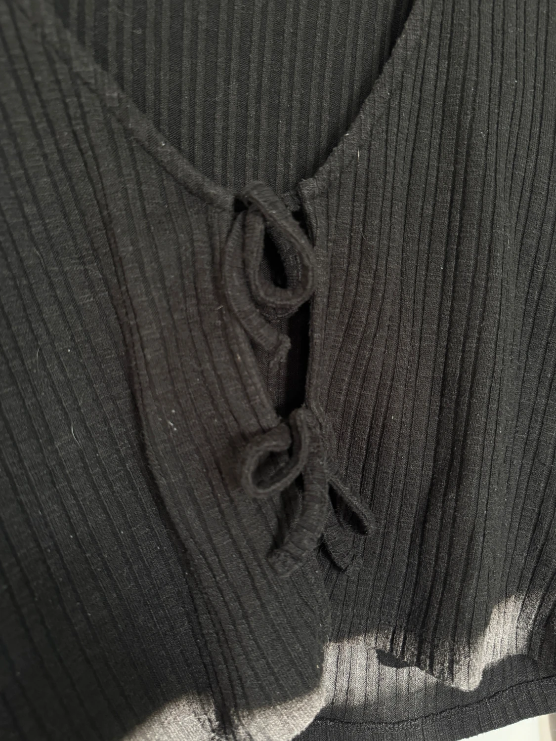 Svart ribbad croppad topp med knyt från NLY trend - 2