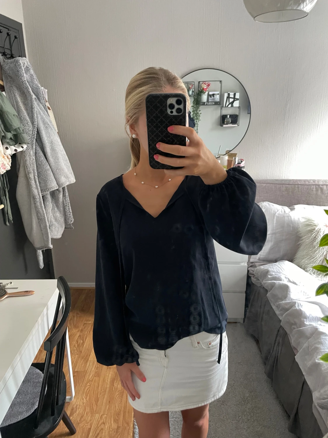Mörkblå blus med v-ringning - 3