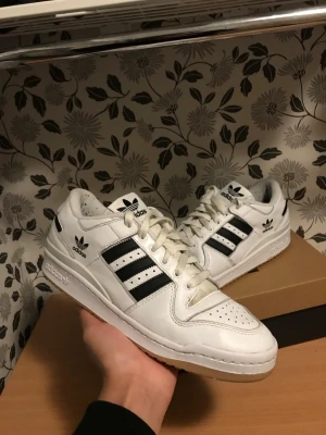 Adidas skor - Tjenare säljer ett par adidas skor som är mycket bra skick skorna är perfect för ett par vardag skor samt då dem är bekväma, styliga, 