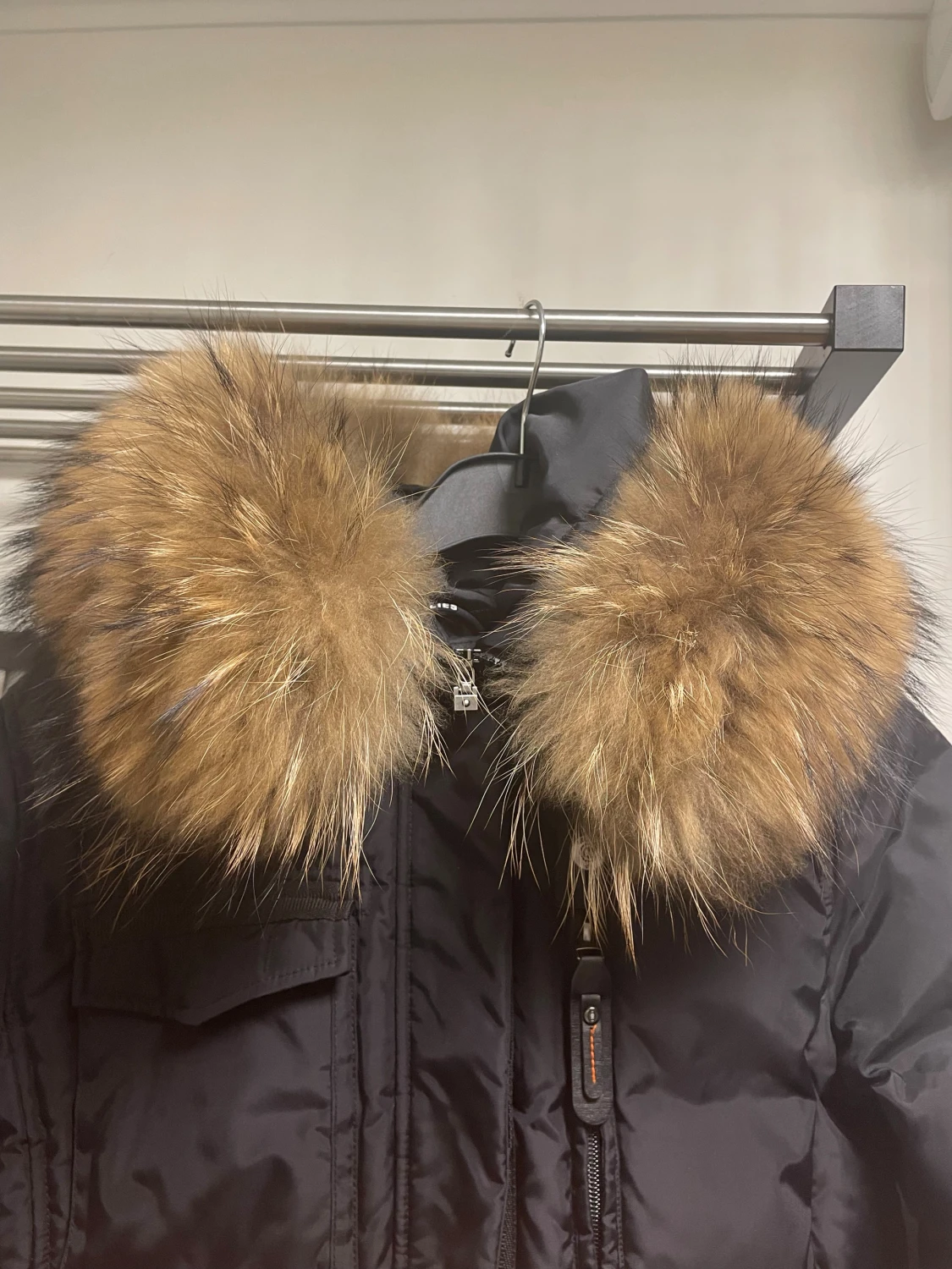 Svart dunjacka med päls från Hollies