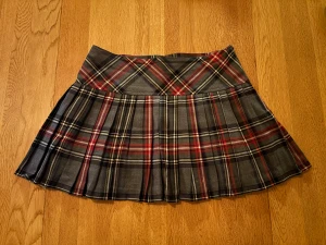 Plädkjol - Supersnygg plädkjol som säljs vidare då den inte passar. Den har en dragkedja i sidan som går att öppna vid påtagning. Skriv vid frågor ☺️