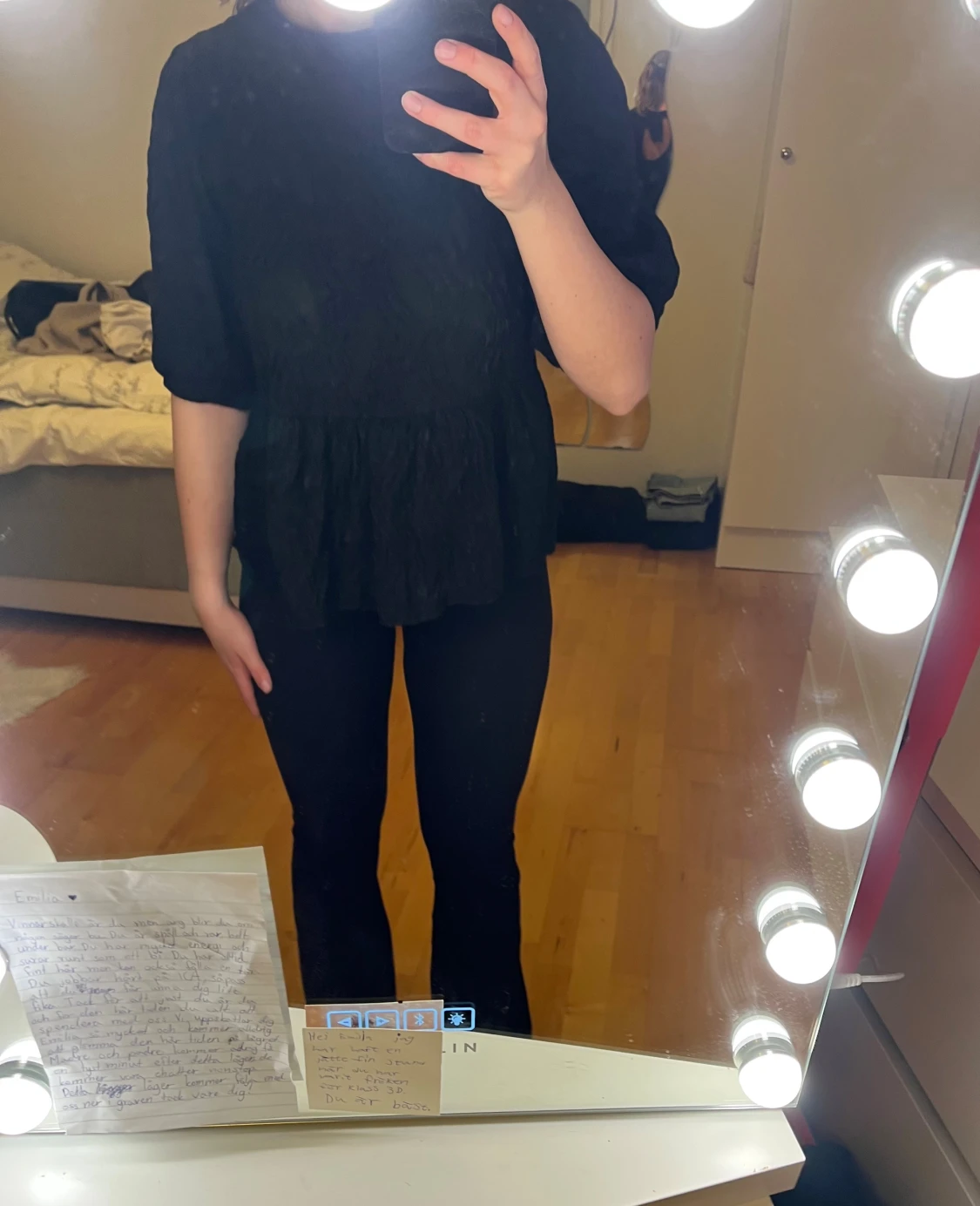 Svart blus med öppen rygg och rosett - 1