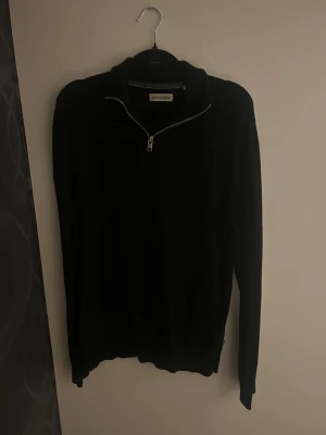 Svart half zip tröja Jack & Jones - Svart långärmad tröja från Jack & Jones med halv dragkedja vid halsen.  Är i bra skick , storlek s