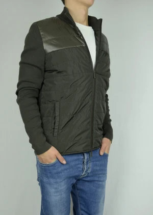 Massimo Dutti cardigan  - MASSIMO DUTTI DUN / STICKAD CARDIGAN  Storlek : M  Passform : Normal   Användning : Jackan är i ett väldigt fint skick utan defekter  Nypris : Cirka 1800SEK  Modellen på bilen är 182CM och väger 75KG