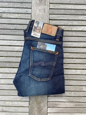 Nya Nudie Grim Tim - Säljer du dessa otroligt snygga Nudie jeans! De är storlek 29/32 och modell Grim Tim. Helt sprillans nya med tags, alltså helt oanvända! Sjukt snygg och unik tvätt, färg och stitching! Nypris är 1600 online! Hör av dig vid frågor och funderingar, priset är inte hugget i sten!