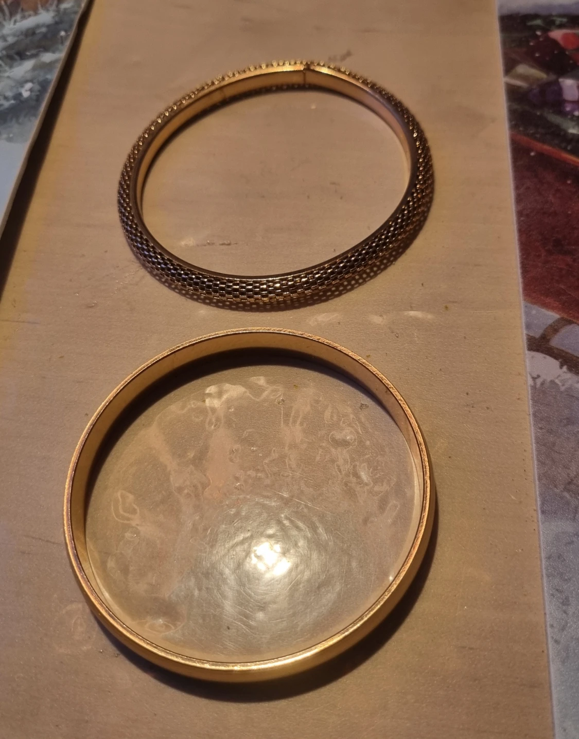 Två guldiga armband i metall - 1