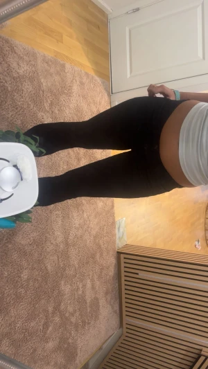 Low waist svarta jeans  - Säljer ett par svarta byxor med tight passform och låg midja,  De har en klassisk look och sitter snyggt längs benen. Perfekta om du gillar en slim och stilren siluett. Materialet är mjukt och stretchigt för extra komfort.