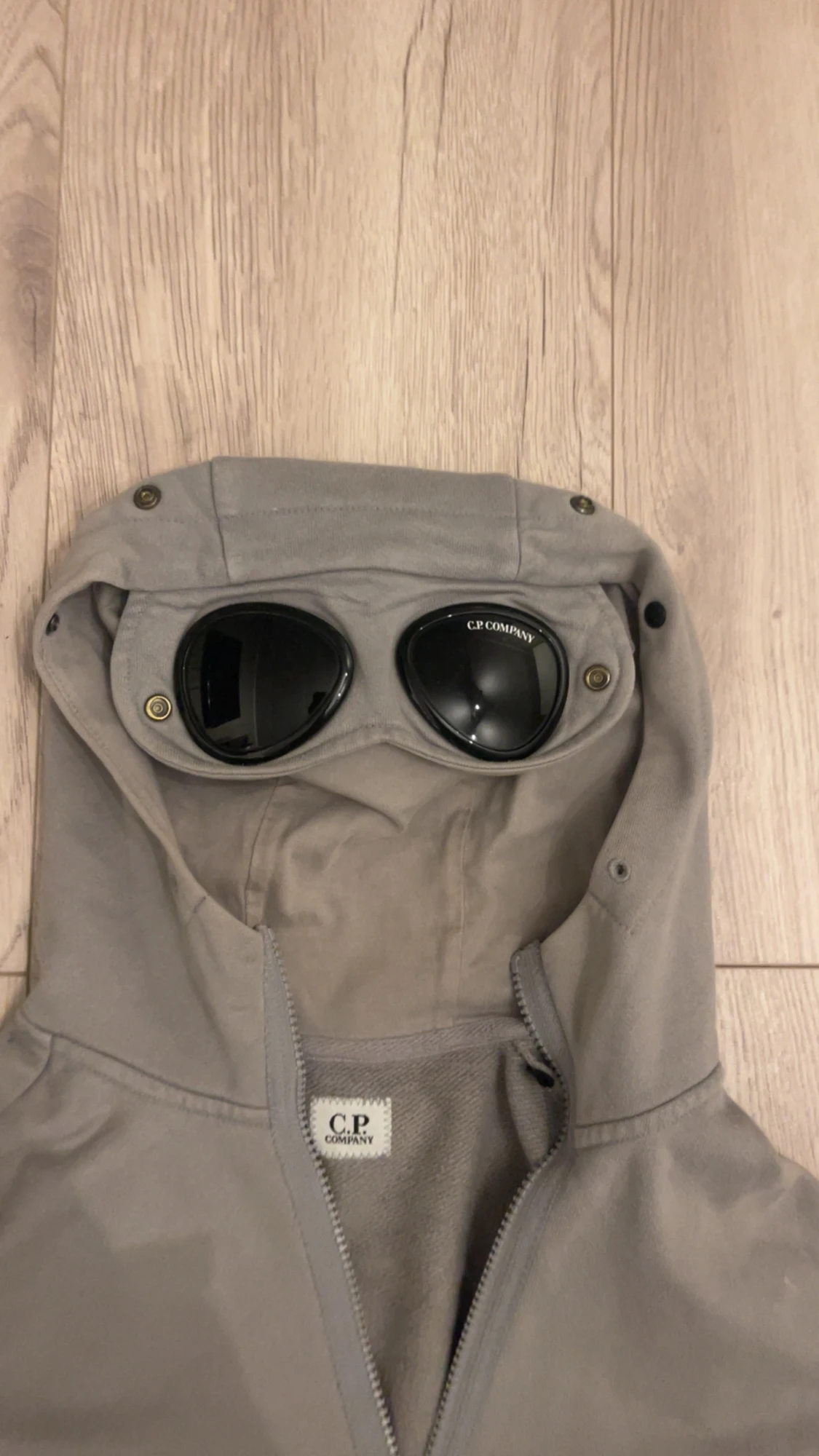 Grå hoodie med goggles från C.P. Company - 2