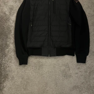 Eliott sweet parajumper cardigan  - Svart eliott sweet parajumper cardigan storlek xs. Cirka 2 månader gammal, säljer eftersom den är för liten. Fint skick storlek xs.