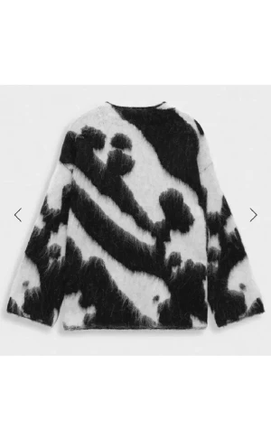 Söker stockholm lm stickad tröja - Söker denna jaquard stickade tröjan från Stockholm lm i storlek xs, skriv gärna ifall ni är intresserade av att sälja eller vet någon annan som är det🩷🩷