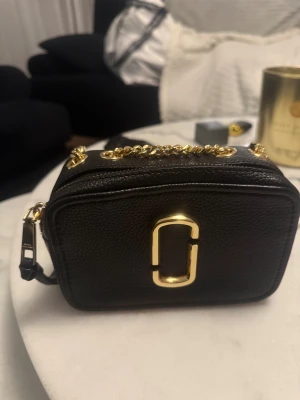  Marc Jacobs the glam shot - Super fin marc jacobs väska i nyskick som jag fått i present. Inga defekter då den knappt är använd. Kvitto medföljer. Köptes på fashionette. Adjustable strap. Man kan ha den crossbody eller på axeln. 