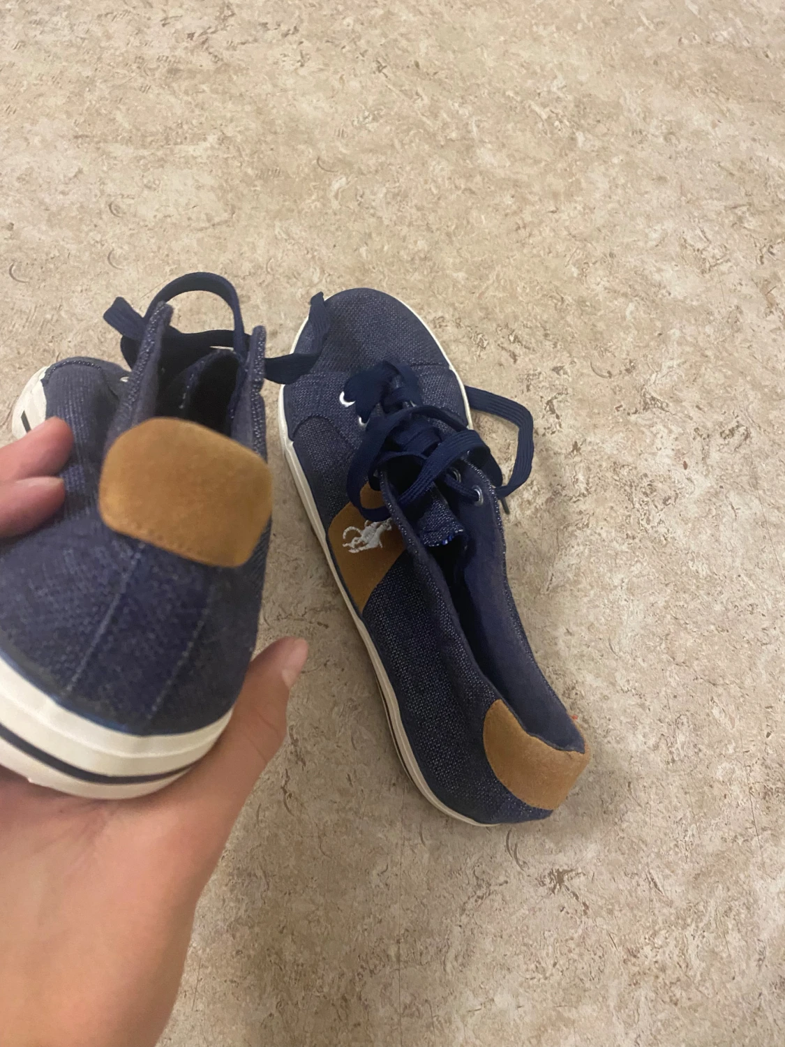 Mörkblå sneakers med mockadetaljer - 3