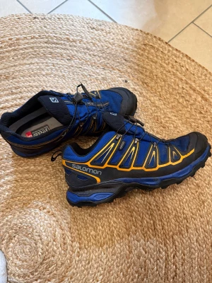  Salomonskor Goretex  - Säljer ett par Salomon sneakers/vandringsskor med Goretex. Perfekta för utomhusaktiviteter och äventyr. Märkt med Ortholite innersula för extra komfort. Använda endast under en vandringsresa på 4 dagar.