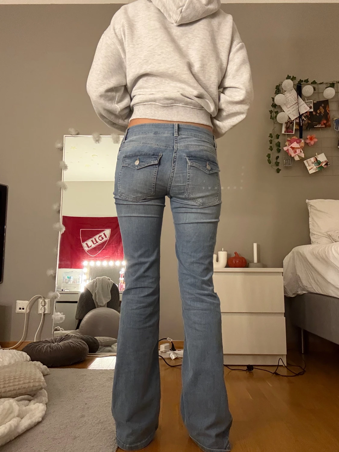 Bootcut ljusblå jeans med slitningar