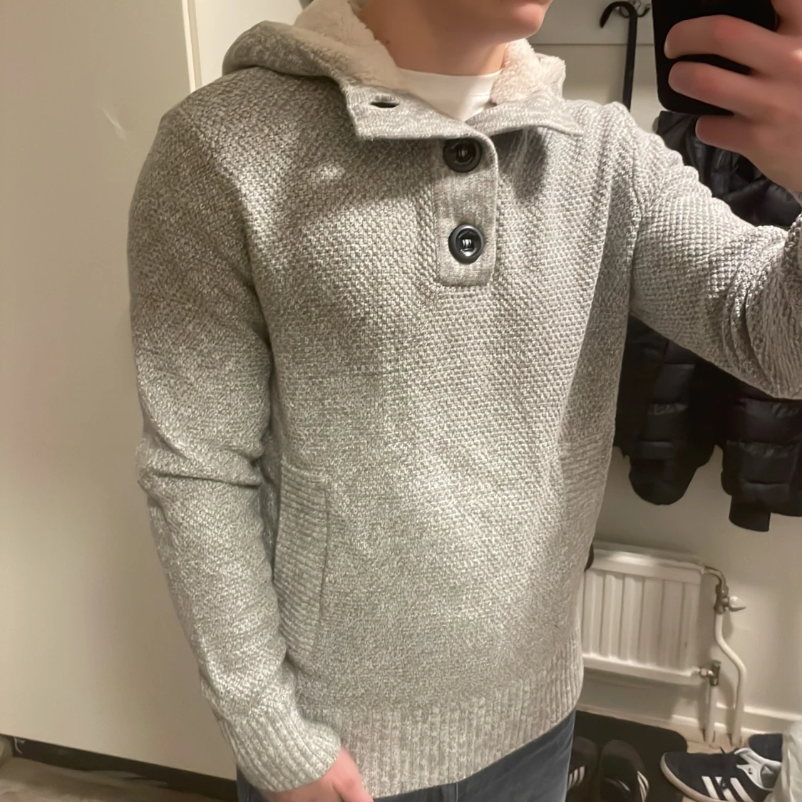 Grå fodrad stickad hoodie - 2