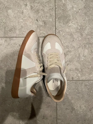 Maison margiela skor - Snygga Maison margiela skor i storlek 42, har blivit använda typ tre gånger, priset kan gå att sänka lite vid snabb affär. Och den är lite billigare av en anledning.