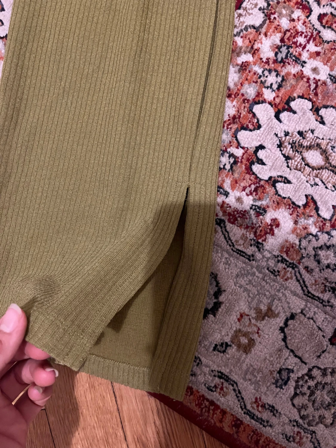 Olivgröna ribbade byxor med slits - 1