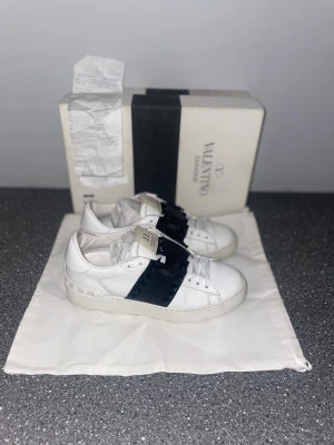 Valentino tjej skor  - Säljer dessa sjukt snygga valentino rockstud skorna. Självklart är dem äkta låda, dustbag, kvitto medföljer vid köp. Dem är i storlek 35 borde passa 36 kan mäta innersulan. Fraktar inom 24 h 📦💨 Skriv vid intresse eller övriga funderingar 🙌