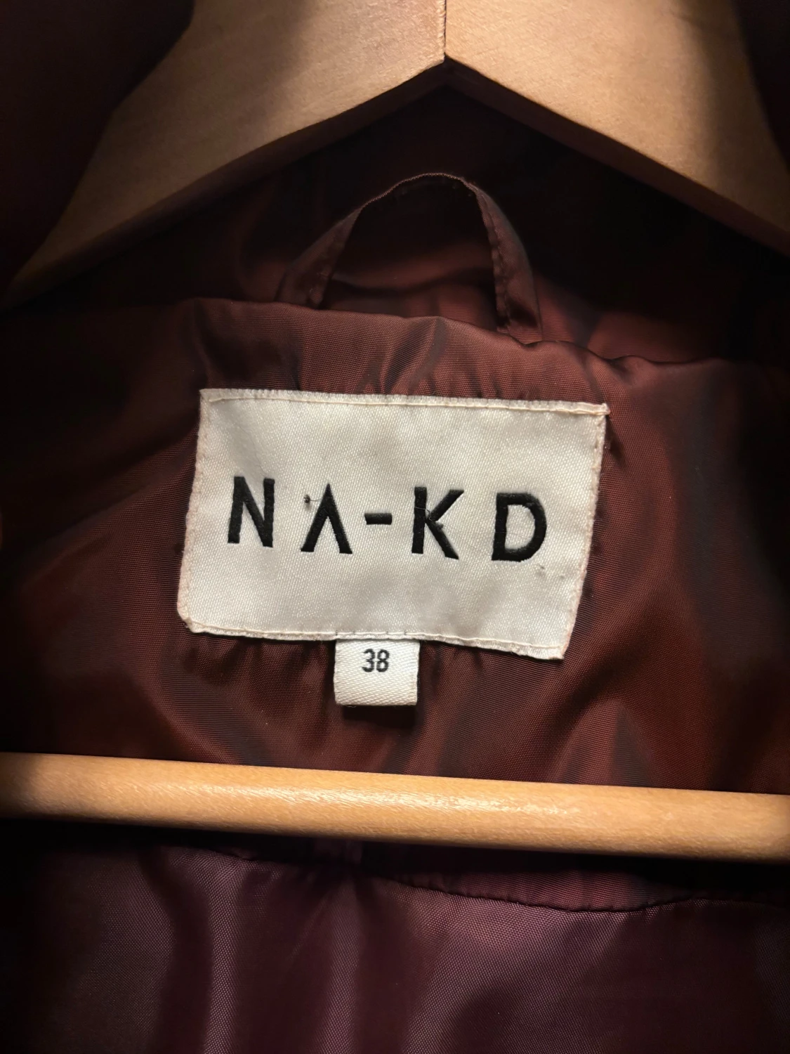 Vinröd pufferkappa från NA-KD strl 38 - 2