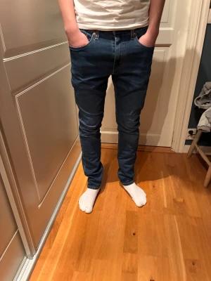 Levis jeans  - Feta Levis jeans! Storlek 31/32.  Modellen är 180cm och 69kg. Tveka inte om du har några frågor mvh Lysekilsgarderoben.