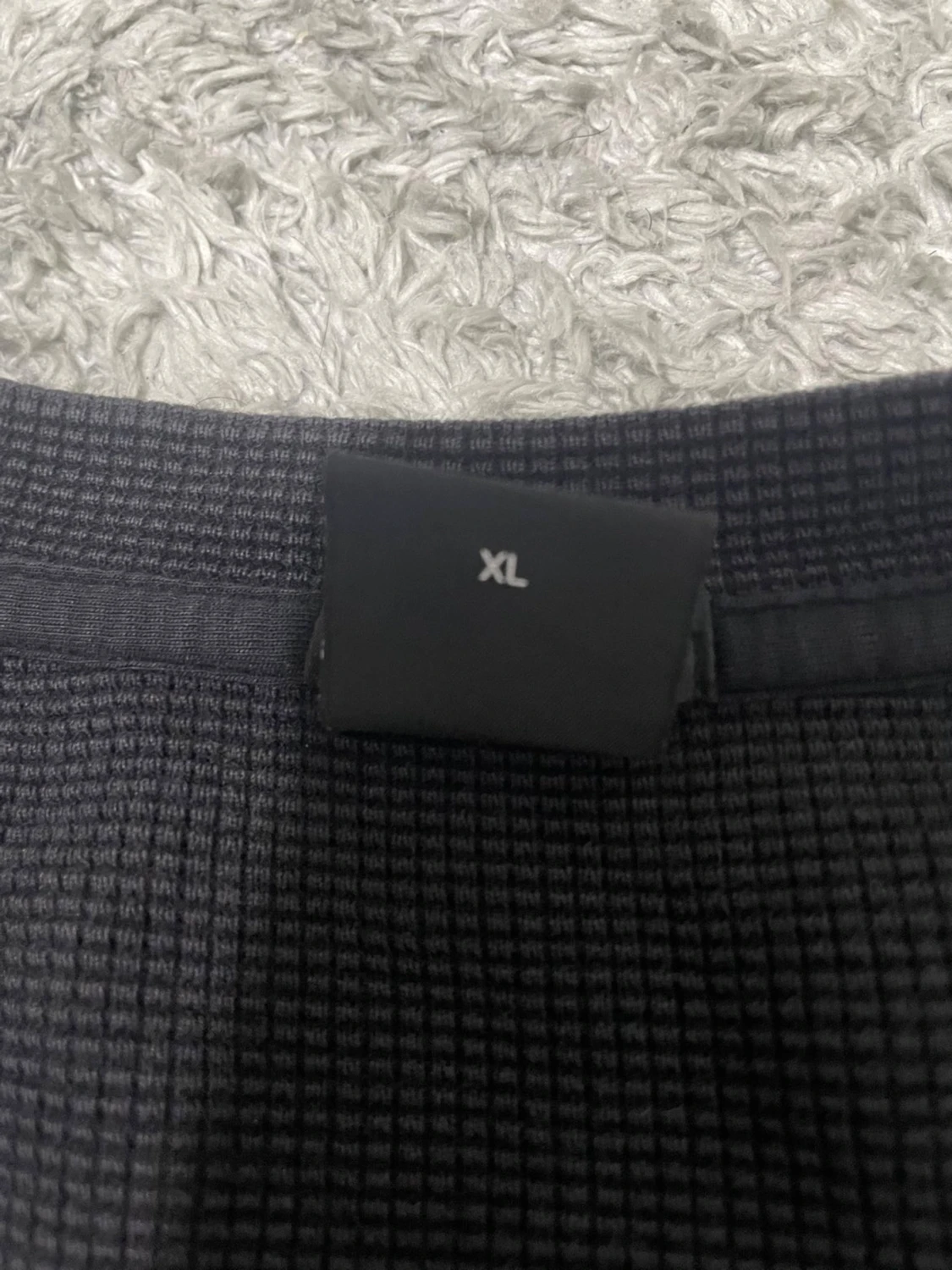 Svart Hugo Boss tröja med guldtryck - 3