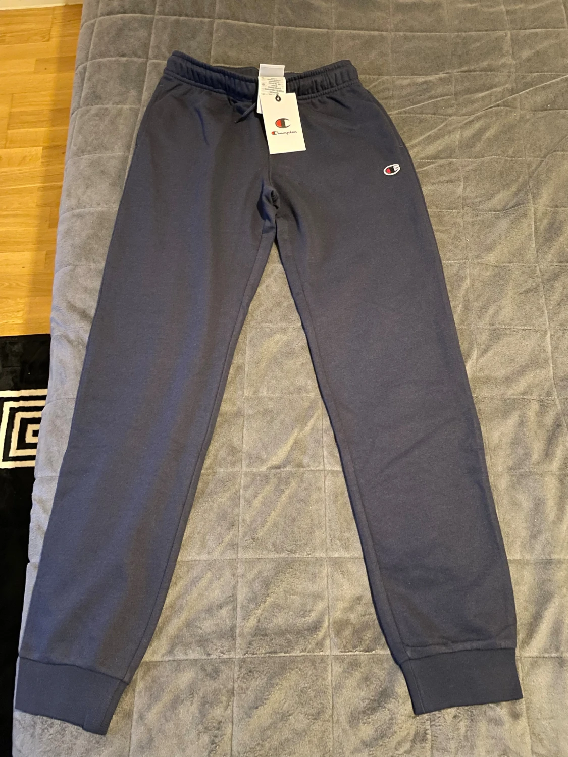 Mörkblå mjukisbyxor från Champion barnkläder 155 cm. 12 year  - 1