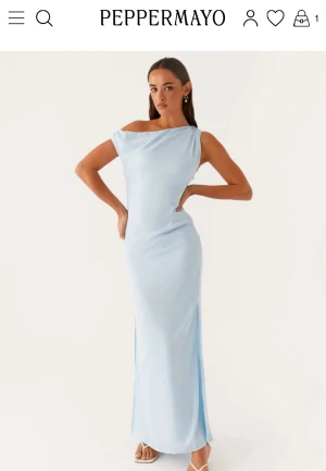 Peppermayo klänning  - Superfin ljusblå klänning ifrån peppermayo! Aldrig använd så i topp skick (har dock klippt av prislappen) ! 💞 har slitts på båda sidorna, passar mig på längden som är nästan 170💞 nypris 850 kr 💞 skriv om ni vill ha fler bilder 