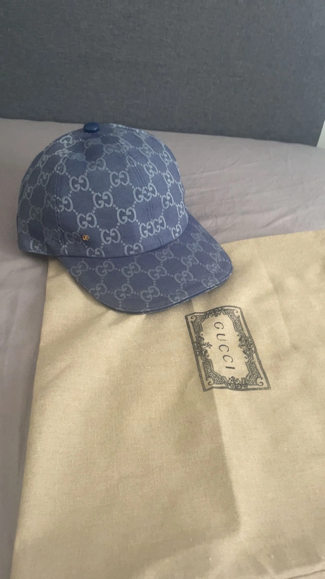 En blå Gucci keps  - 5