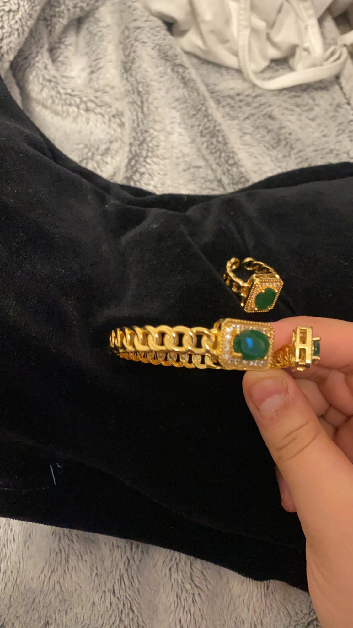 Guldigt armband och ring med gröna stenar - 1