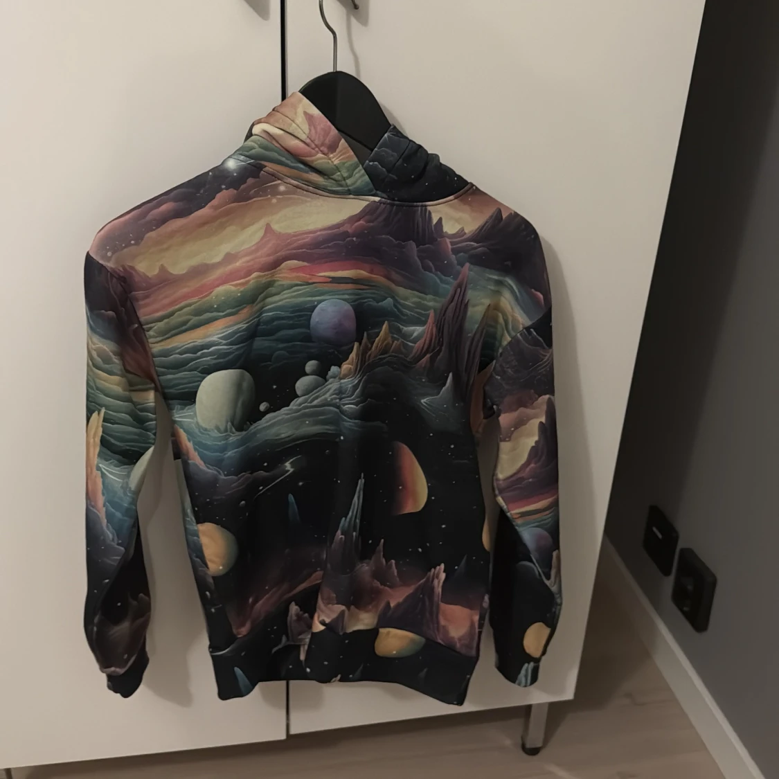 Galaxy hoodie med färgstarkt tryck
