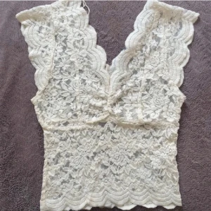 Zara spets topp - Suuuper fin trendig spets topp från Zara som inte säljs längre i storlek S! Aldrin använd därav inga defekter🥰 Om ni har frågor är det bara att skriva!