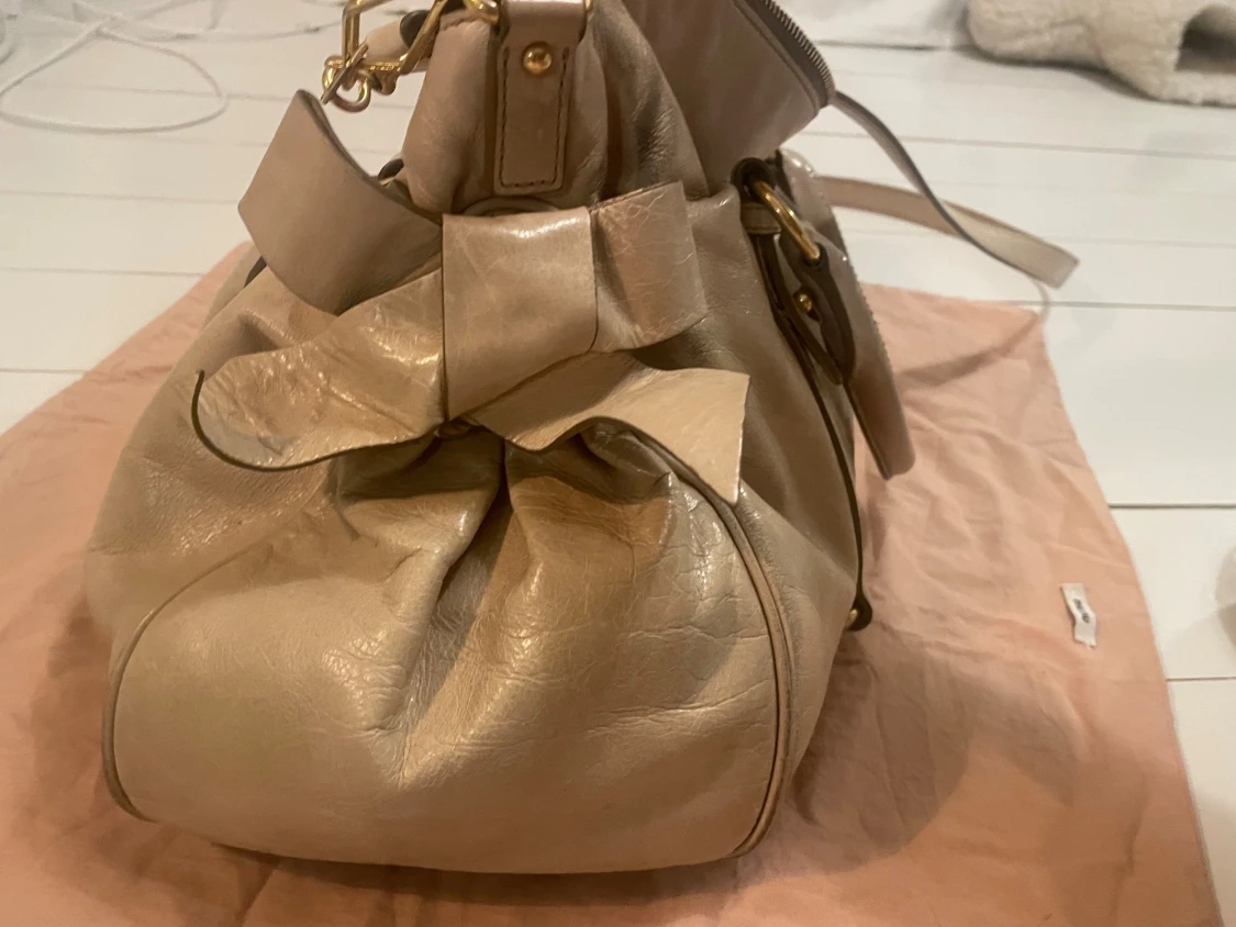 Beige handväska från Miu Miu i skinn - 2