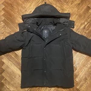 Svart pufferjacka från Canada Goose - Säljer en canada goose black label storlek m. Aldrig använd. Alla tags kvar. Kommer med pälsen. 