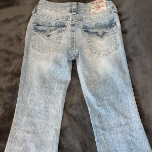 True Religion Becca Bootcut Jeans ljusblå - Snygga ljusblå jeans från True Religion, modell Becca Mid Rise Bootcut. Strl 23. Knappt använda! 