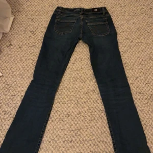 Blå bootcut jeans från LTB Valerie - Snygga blå LTB jeans i modellen Valerie!!! Super bra skick ❤️❤️❤️ W25/L34