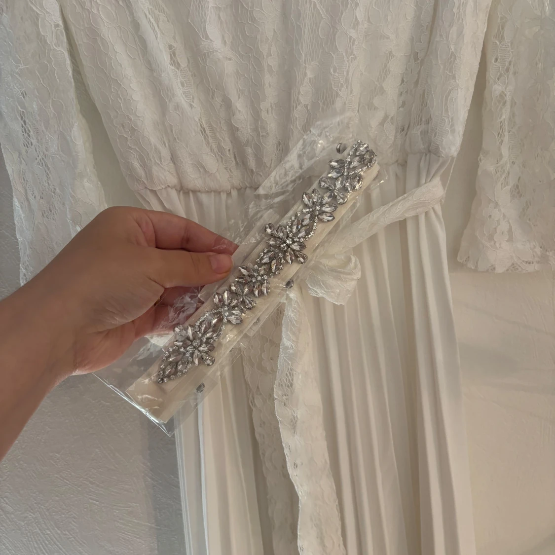 Vit långklänning i spets med bälte - 1