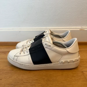 Valentino open sneakers  - Säljer nu dessa fina valentino skor | Bra skick | Storlek 42 | Kvitto ingår som intygar äktheten | Hör gärna av er vid frågor eller funderingar 