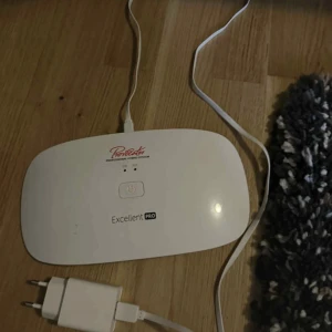 Excellent Provocater mini2 Plus UV-lampa - UV-lampa för naglar, Excellent Provocater mini2 Plus från Protector. Kompakt design, 12 LED-lampor, medföljande strömadapter. Några mindre repor och slitage undertill, men fungerar utmärkt för gel- och shellacbehandlingar.