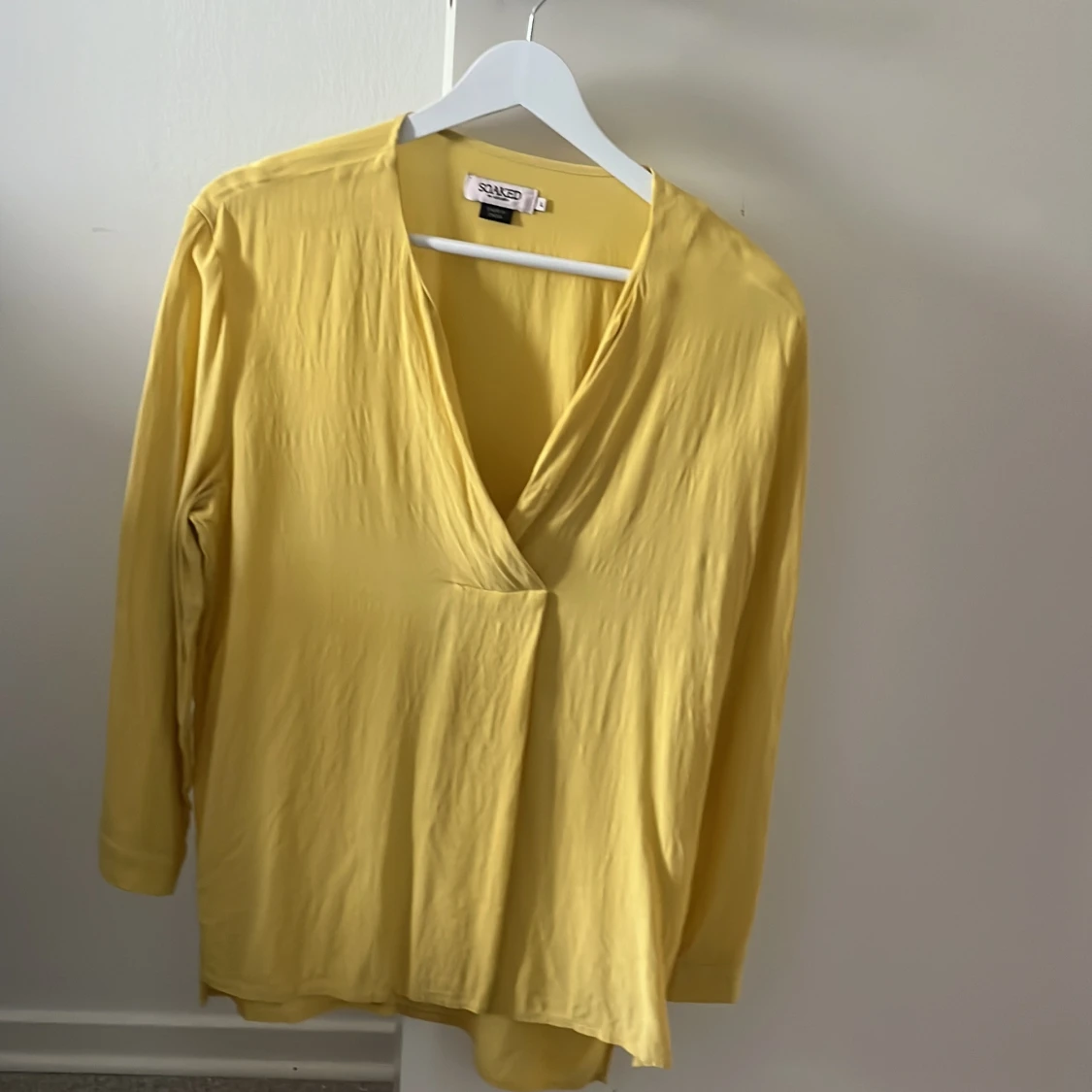 Gul omlottblus från Soaked in Luxury