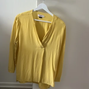 Gul omlottblus från Soaked in Luxury - Gul omlottblus från Soaked in Luxury med v-ringning
