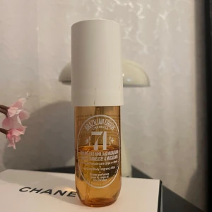 Brazilian Crush Cheirosa 71 Mist - Body & hair mist med doft av karamelliserad vanilj och macadamia. Perfekt för dig som vill ha en söt och fräsch vibe hela dagen. Volym: 90 ml.